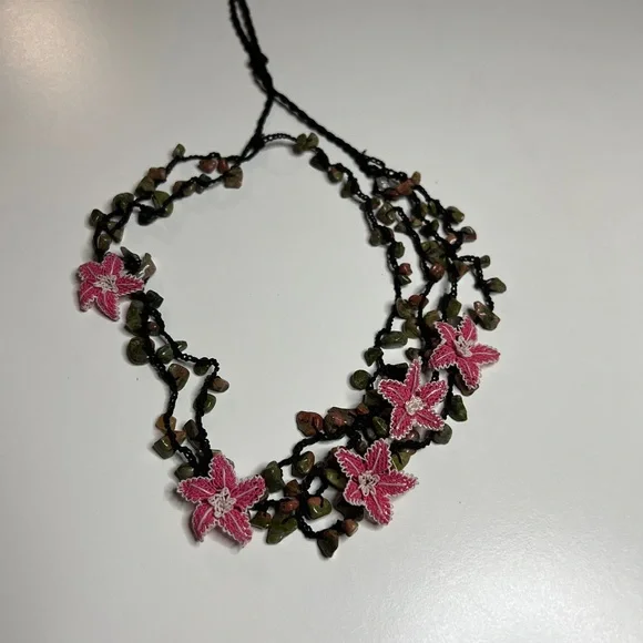Point Lace Necklace - Picture 4 of 4